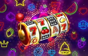 Pengguna menikmati akses mobile cepat untuk taruhan sports dan hiburan casino di platform danaqq